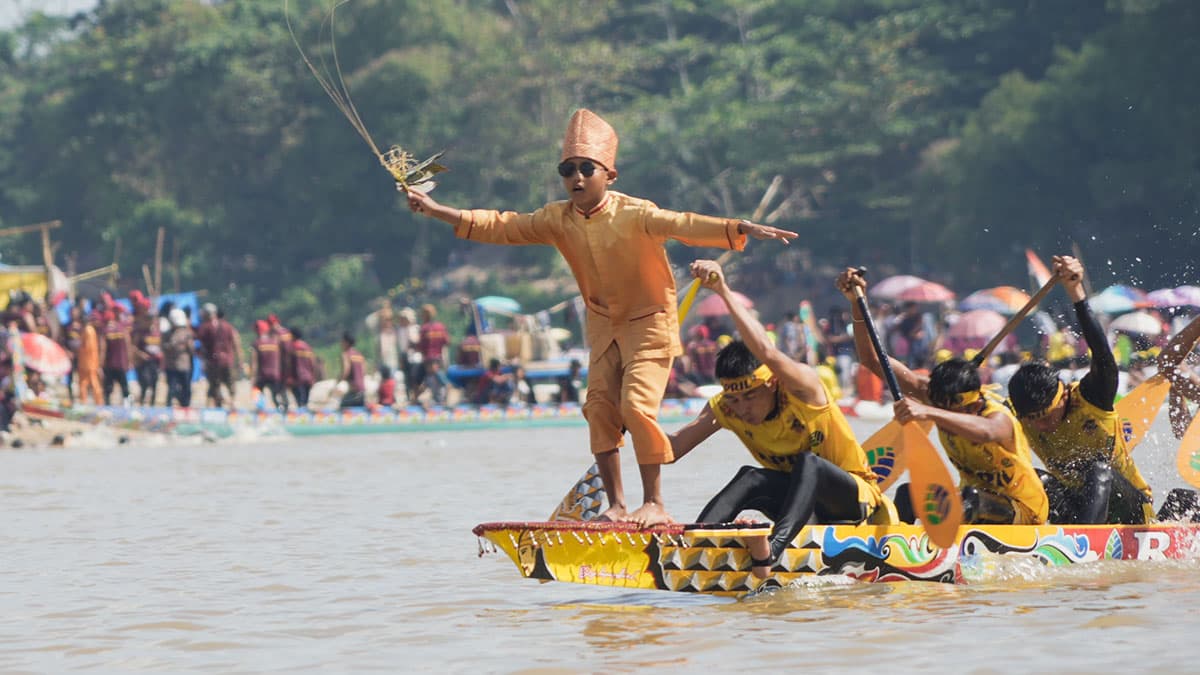 Pacu Jalur: Keringat Ratusan Pendayung, Magis Pawang, dan Harga Diri Riau di Sungai Kuantan
