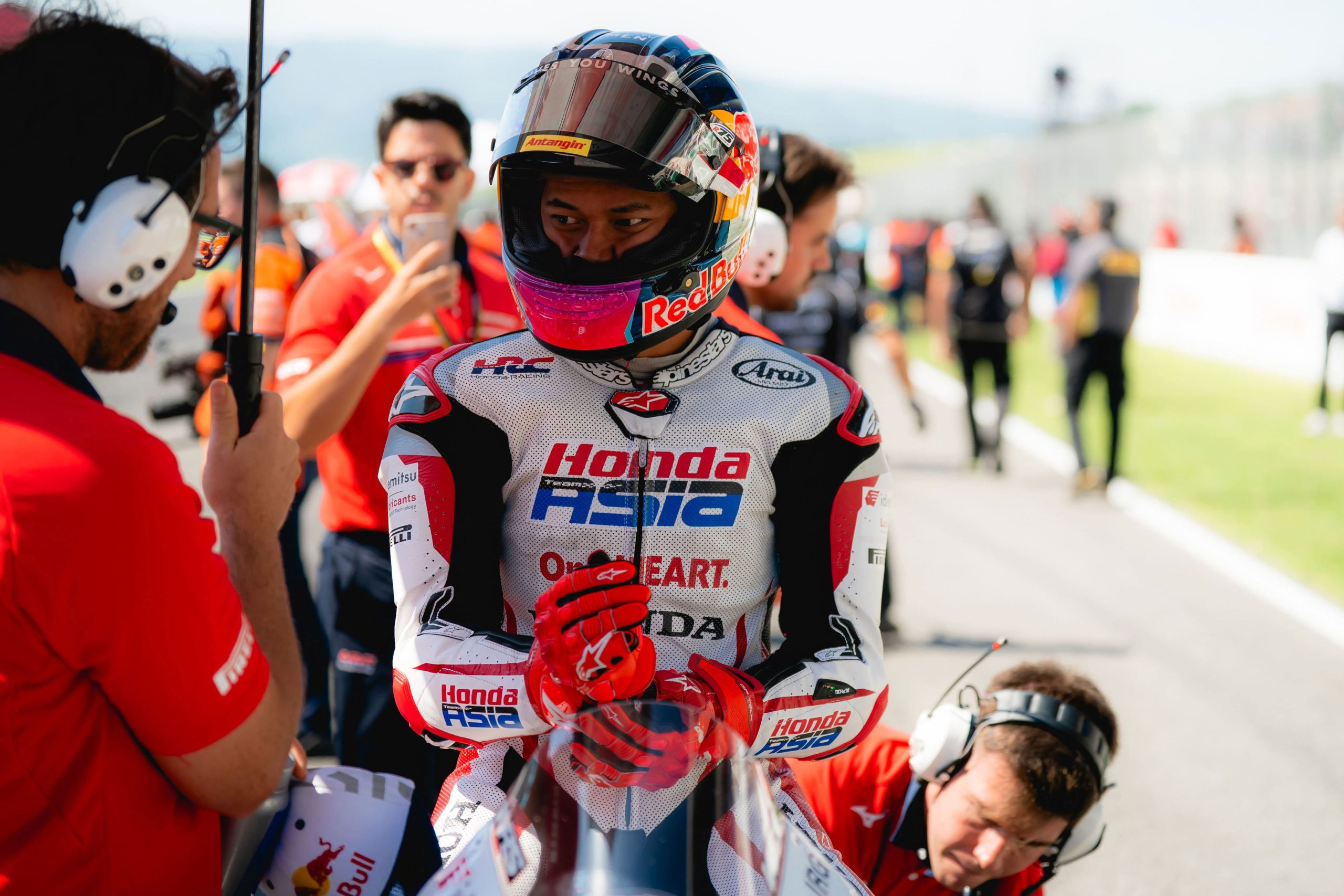 Bangkit dari Penalti, Veda Pratama Amankan P15 di Moto3 Hungaria yang Penuh Drama