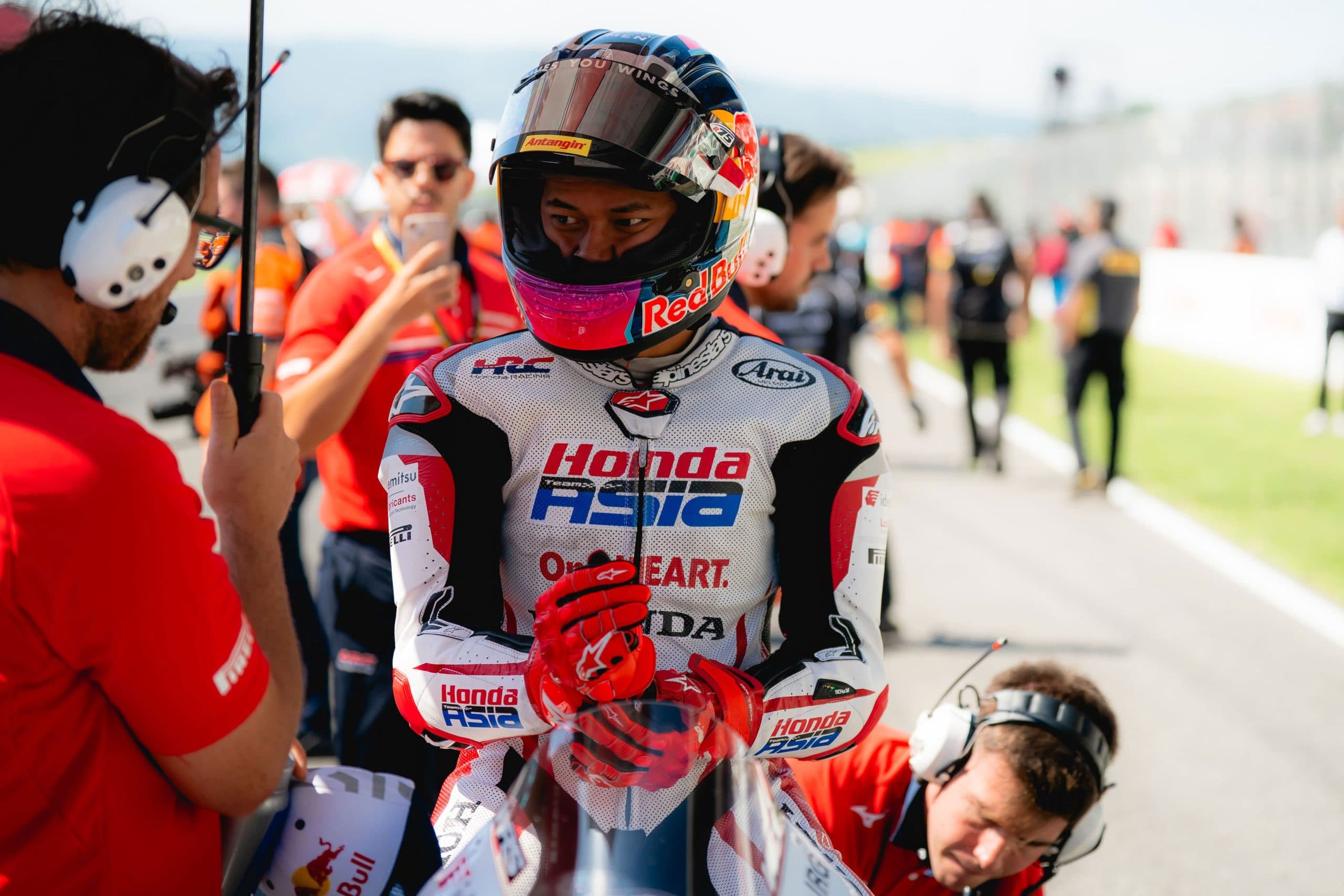 Bangkit dari Penalti, Veda Pratama Amankan P15 di Moto3 Hungaria yang Penuh Drama